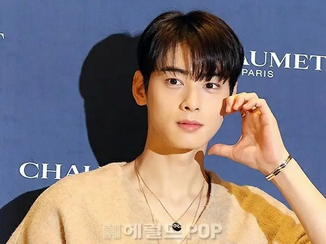 Cha Eunwoo menghadiri acara Instagram CHAUMET. Pada sore hari tanggal 16, Lotte 
