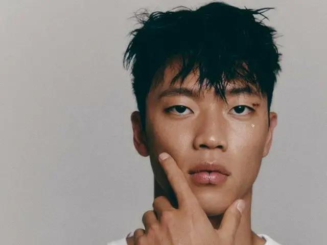 Perwakilan sepak bola Korea Hwang Hee-chan merilis foto tersebut. Marie Claire. 