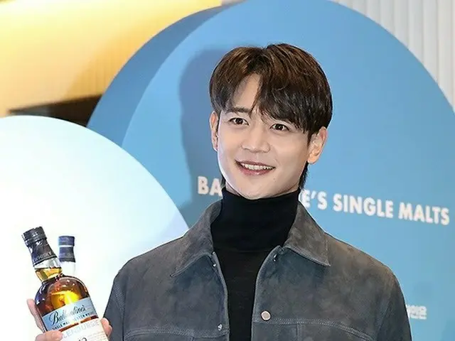 Minho (SHINee) dan aktor Joo Ji-hoon menghadiri pemotretan untuk merek wiski pre