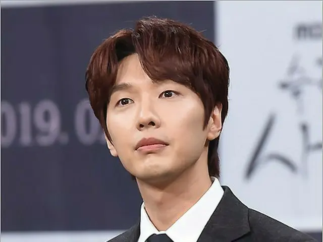 Ji Hyun-woo, kontraktor eksklusif kantor baru yang didirikan oleh mantan manajer