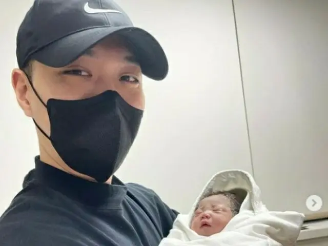 Rapper BewhY yang mendaftar wajib militer melahirkan seorang bayi perempuan pada