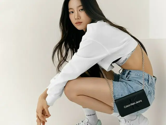 Kazuha (LE SSERAFIM), memposting gambar. Calvin Klein. .