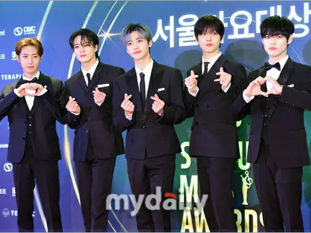 Di karpet merah "NCT DREAM" dan "32nd Seoul Music Awards". .