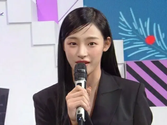 New Jeans Minzy tampil di 'Music Bank' sebagai MC spesial. .