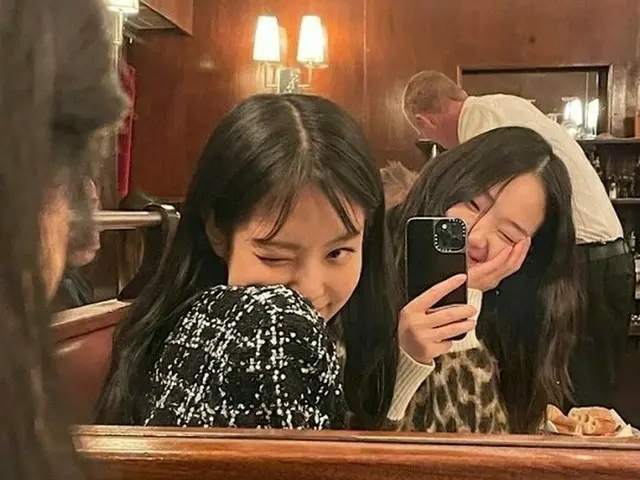 Model Shin Hyunji released the photo with JENNIE(BLACKPINK) . . .