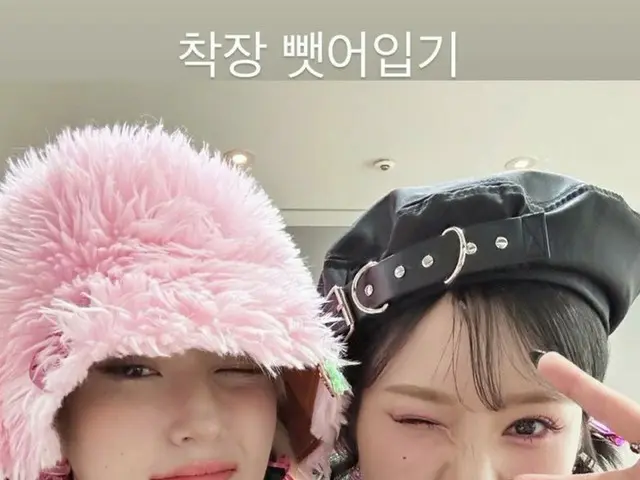 Somi released the two-some shot with the good friend VIVIZ UMJI.
