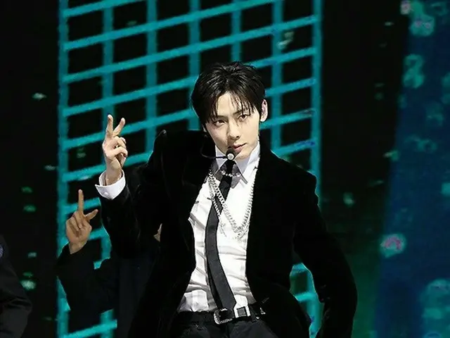 Hwang Minhyun menggelar showcase untuk mini album pertamanya "Truth or Lie". .