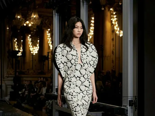 Zheng Haoying menghadiri peragaan busana Louis Vuitton. .
