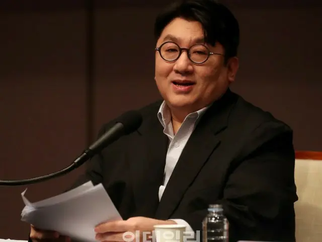 Bang Si Hyuk, ketua HYBE, memberikan pidato utama di Forum Kankun. . Sama sepert