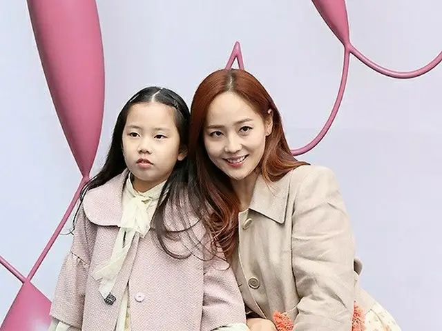 YUJIN (SES) menghadiri "2023 F/W Fashion Week" bersama putrinya Rohi. Pada sore 