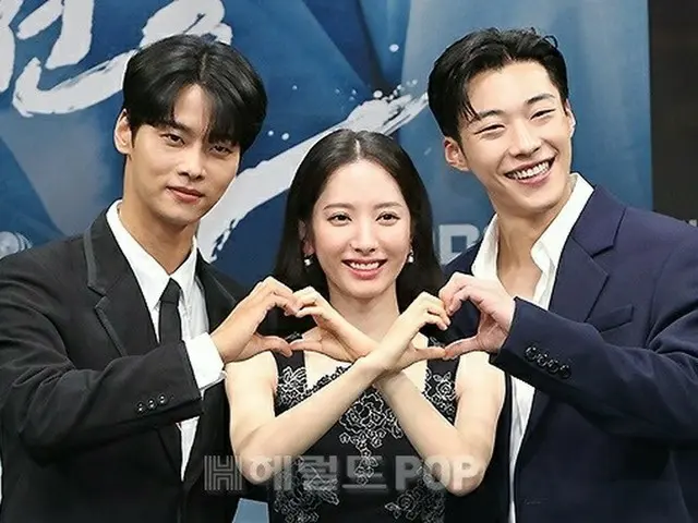 Woo Do-hwan, Bona (WJSN), N (VIXX), dan Lee Kyu-sung menghadiri presentasi produ