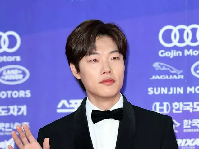 Actor Ryu Jun Yeol & Anne Jae Hoong attended ”1st The Seoul Awards” Red Carpet.