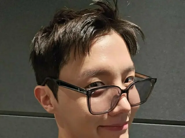 Menurut laporan, J-HOPE mendaftar wajib militer pada tanggal 18. Pergi ke pasuka