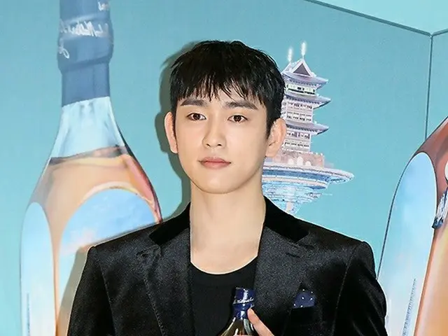 jinyoung, menghadiri acara fotografi untuk merek wiski premium. .