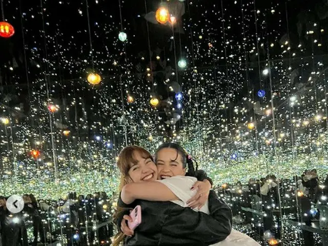 LISA memposting 2 foto dengan penyanyi Spanyol Rosalia. .