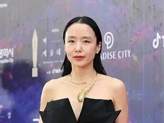 Aktris Jeon Do-yeon muncul di karpet merah "Baeksang Arts Awards ke-59". .