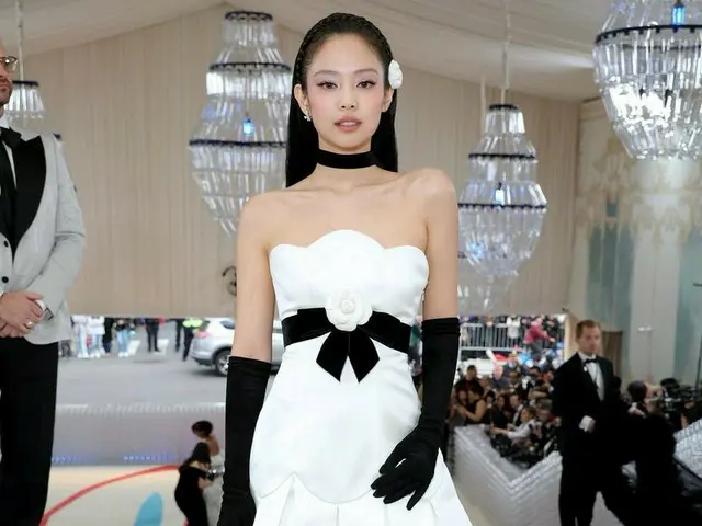 JENNIE menghadiri Met Gala yang diadakan di Metropolitan Museum of Art di Amerik