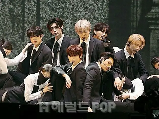 ENHYPEN mengadakan showcase untuk mini album ke-4 mereka "DARK BLOOD". .