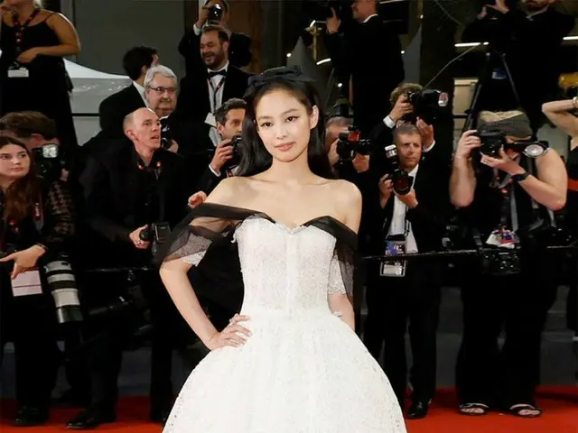 JENNIE muncul di karpet merah di Festival Film Cannes. .