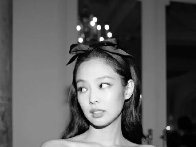 HBO Amerika "THE IDOL" merilis gaun hitam putih JENNIE. .