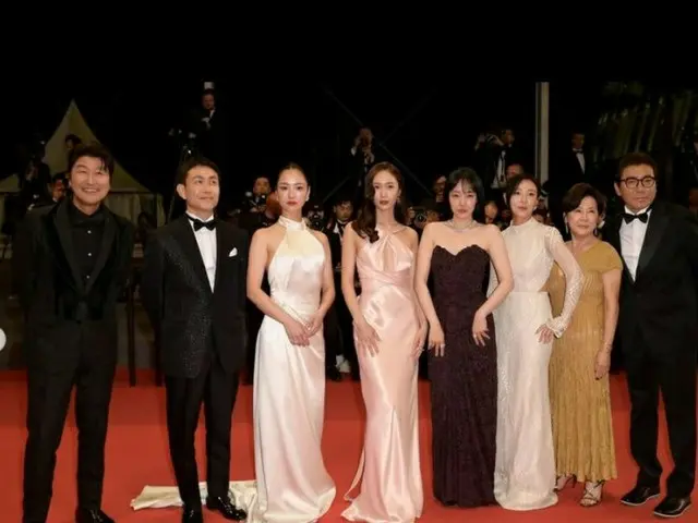 Aktor Song Kang-ho, Jung Soo-jung dan Lim Soo-jung dari film "Spider's Web" munc