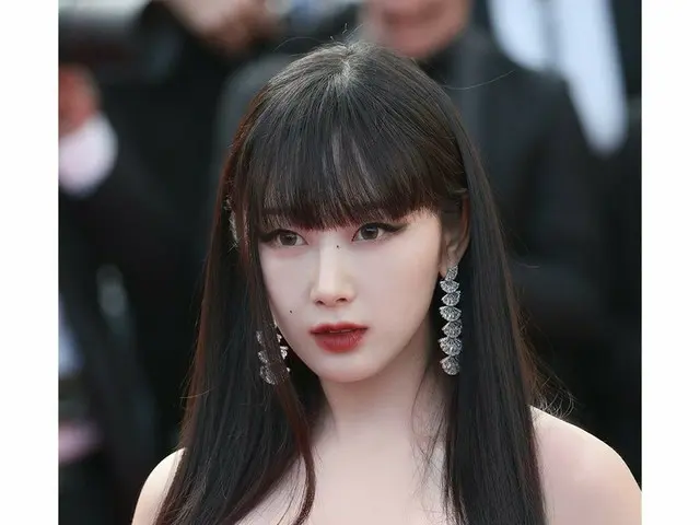 GISELLE, perhiasan yang dikenakan di Festival Film Cannes. . ● Anting jatuh deng