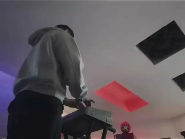 TOP (BIGBANG) memposting video dengan komentar "STILL MAIKING MY ALBUMS". .