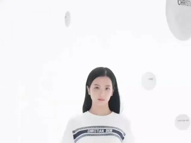 JISOO, merilis video komersial "Time TO PLAY WITH JISOO" @DIOR BEAUTY. .