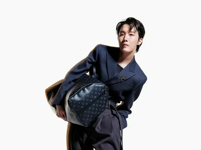J-HOPE, foto diposting @Louis Vuitton. .