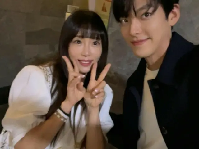 Dua foto aktor Kang Ye Won dan aktor Kim Woo Bin menjadi topik hangat. Pada prat