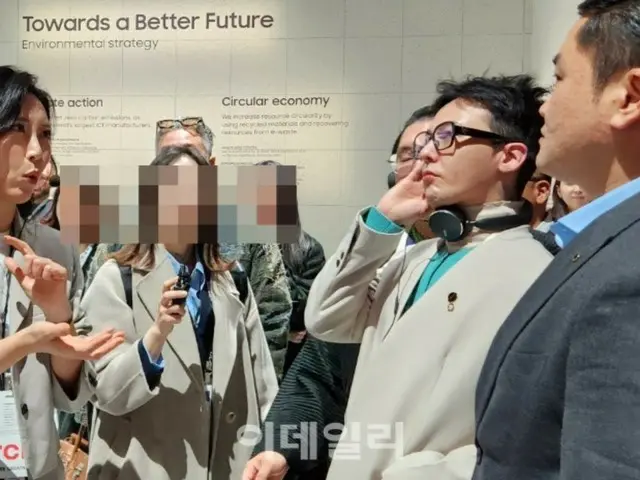 G-DRAGON (BIGBANG) became a Hot Topic by visiting the Samsung Electronics boothat the IT exhibition