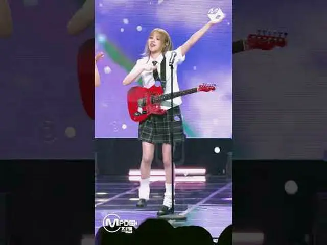 Rambut pendek keren + seragam sekolah + gitar serasi di musim hujan Lebih banyak