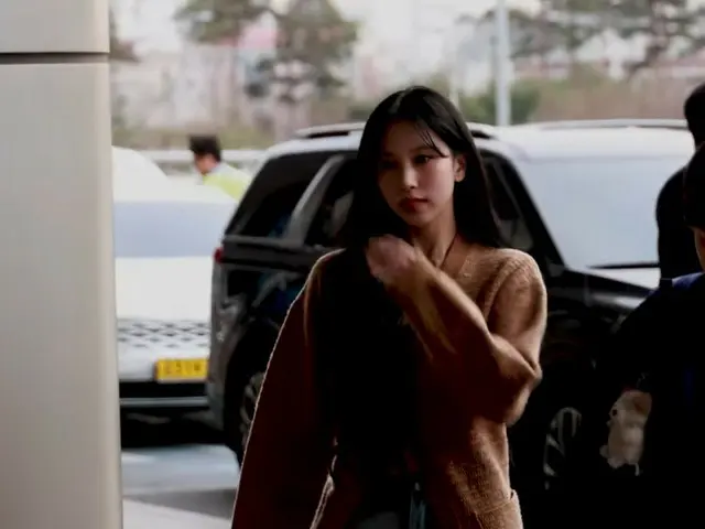 Mina (TWICE) berangkat ke Jepang pada pagi hari tanggal 25 @ Bandara Internasion