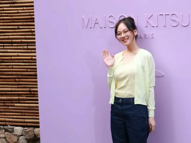 BIBI berpartisipasi dalam acara peluncuran "Maison Kitsune" Baby Fox pada tangga