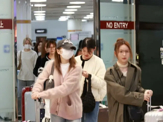 NiziU tiba pada sore hari di Bandara Internasional @ Gimpo ke-31.