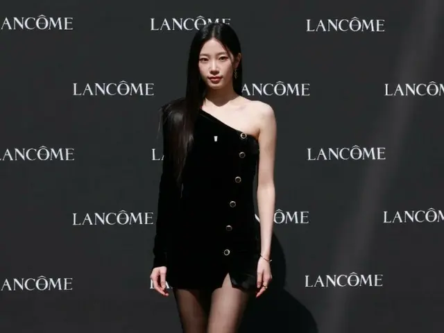 KAZUHA menghadiri sesi foto untuk memperingati pembukaan toko pop-up LANCOME.