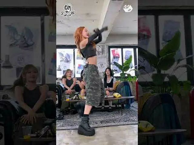 "ABCD" Nayeon dipeluk dengan lembut oleh Jolie |. Fotografi penggemar vertikal O