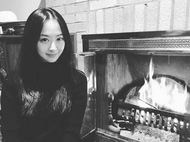 SISTAR's Dassom, SNS update. Next to a warm fireplace.