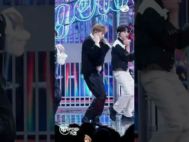 INFINITE_Kim Sung-kyu naik panggung dengan rambut yang diputihkan dan koordinasi