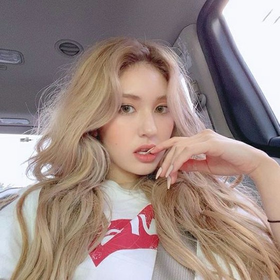 Penyanyi Somi, dengan rambut pirang bergelombang, "boneka Barbie hidup"