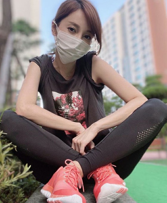 Mantan anggota "Sugar" Yumi Ito (Ayumi / ICONIQ) melaporkan situasi terbaru dengan topeng dan gaya yang kasar.