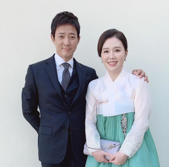 Aktor Choi Suzy dan istrinya, aktris Ha Hira, berpartisipasi dalam pernikahan keponakan mereka yang mengenakan pakaian Korea ... Video manis dirilis