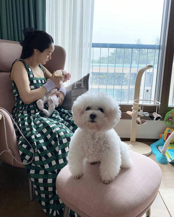 Apakah itu diambil oleh menantu aktris Kim Su Mi, suami Seo HyoRim, Jung Myung-ho? … “Ibu memberikan susu untuk putrinya”