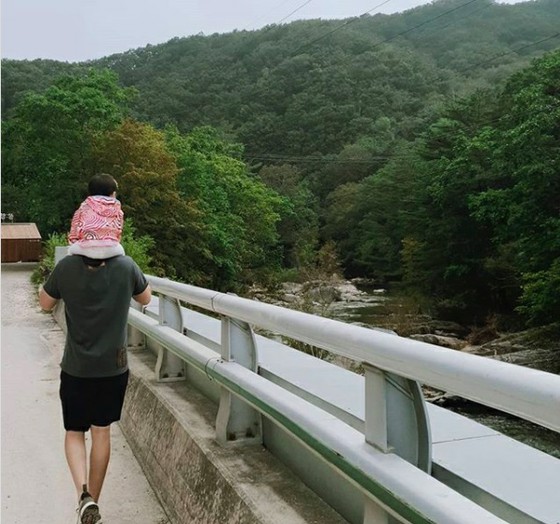 Aktris Cha Ye Ryun, suami Joo Sang Wook dan putrinya pergi keluar ... "Pemandangan belakang yang indah"