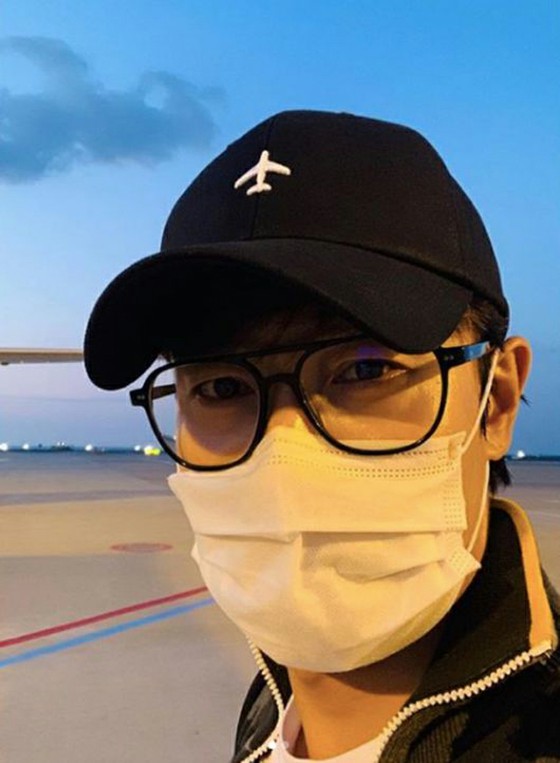 Aktor Lee Byung Hun dan istrinya Lee MIN JEONG diinstruksikan? Pelepasan tembakan mengingatkan pada latihan menembak sendiri ... Karisma yang bersinar bahkan dalam sosok yang sepenuhnya bertahan