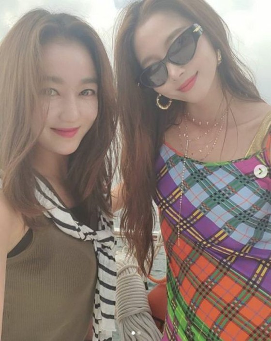 Liburan di kolam renang bersama aktris Lee Seo Yeon, sahabat Oh Yuna, Han Ji Hye ... minum anggur dengan anggun