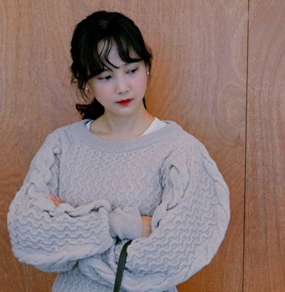 Aktris Yun Seung A memiliki kecantikan berwajah bayi yang tampaknya belum berusia 38 tahun dengan potongan poninya