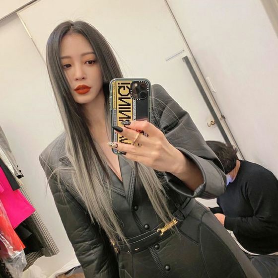 Aktris Han Ye Seul, pencernaan sempurna dari rambut dua warna ... pesona kecantikan yang chic
