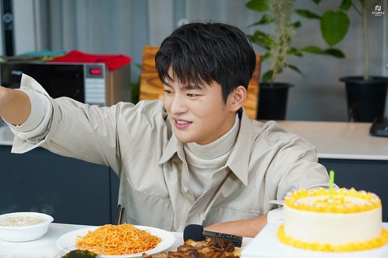 [Topic] Aktor Seo In Guk, video kelas memasak Topik Hangat