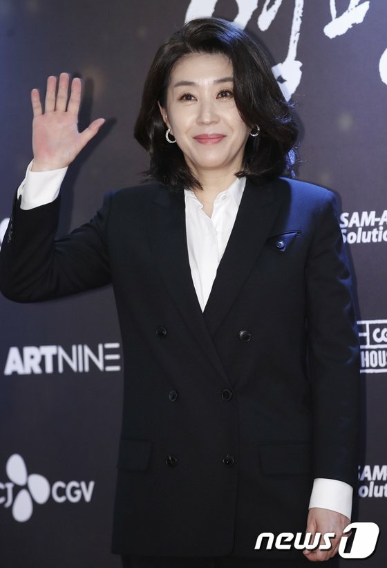 Aktris Kim Mi Kyung memenangkan "40th Korean Film Critics Association Award" Supporting Actress Award untuk film "Born in 1982, Kim JIYEON"